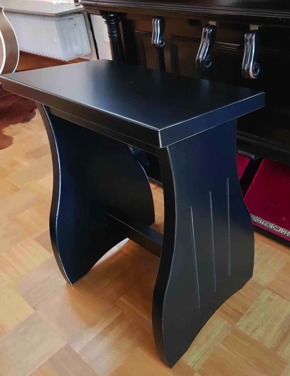 Neu angefertigte Bank im "Vintage look". Die eingefrästen Hohlkehlen sind aus dem Design des Gehäuses übernommen worden. Die Banke ist aus Buche massivholz gefertigt (Stärke 4 cm). Die Kante der Sitzfläche ist vorn geschliffen. Es wurden keine Schrauben sonder nur Holzdübel verwendet.
